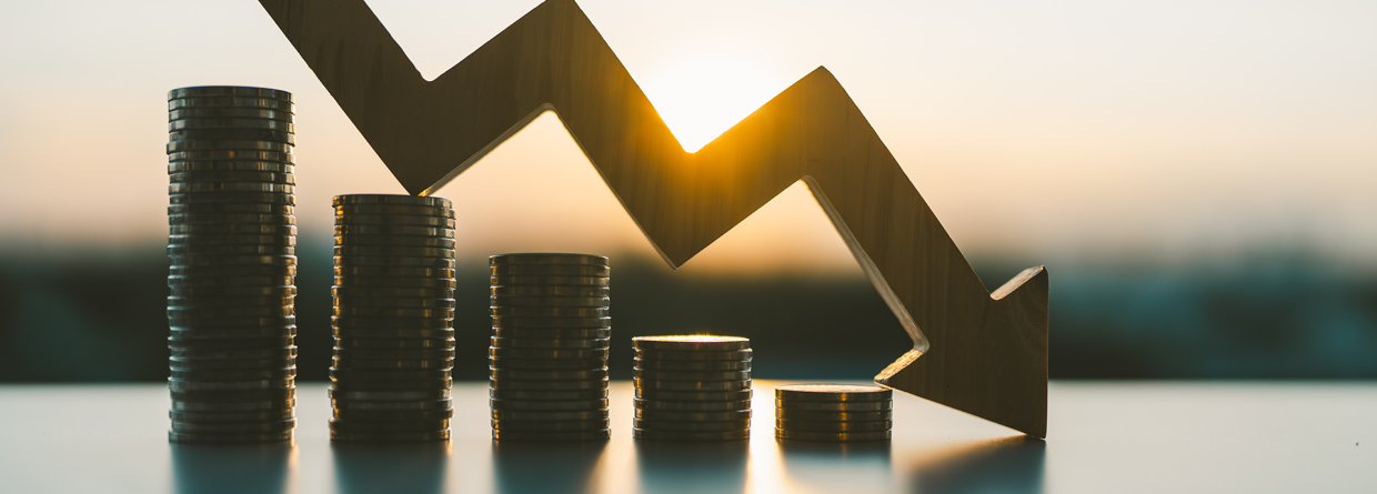 Stapels muntgeld die steeds kleiner worden met een pijl naar beneden erboven