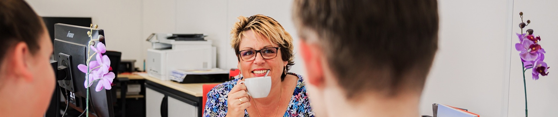 Cynthia van der Plas in gesprek met klanten onder het genot van een kop koffie