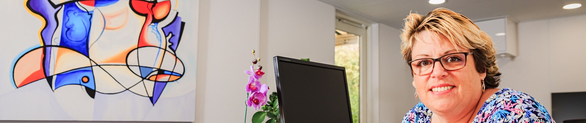 Cynthia van der Plas aan haar bureau