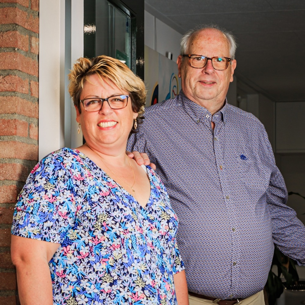 Cynthia van der Plas samen met haar vader in de opening van de deur en heten u welkom